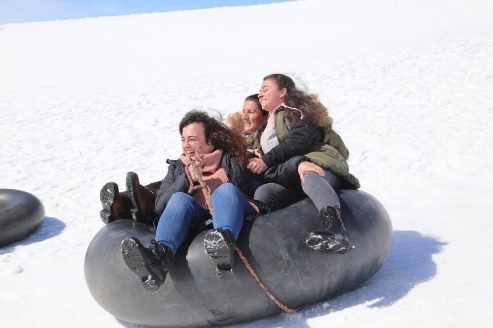 Konya’da 2 bin rakımlı yaylada kayak keyfi yaşadılar