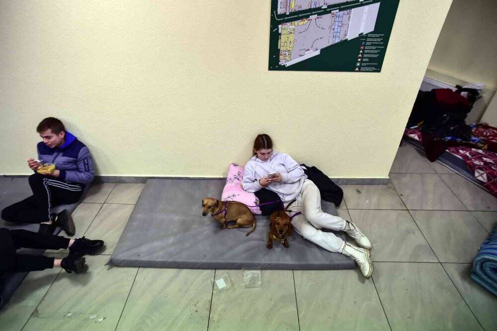 Rusya’nın saldırılarından kaçan siviller Lviv’de stadyuma sığındı