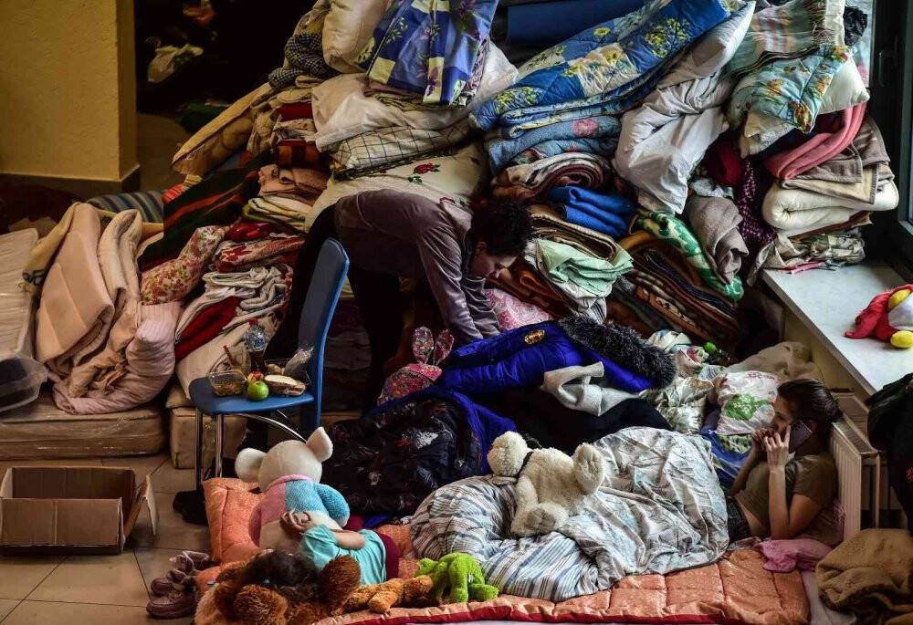 Rusya’nın saldırılarından kaçan siviller Lviv’de stadyuma sığındı