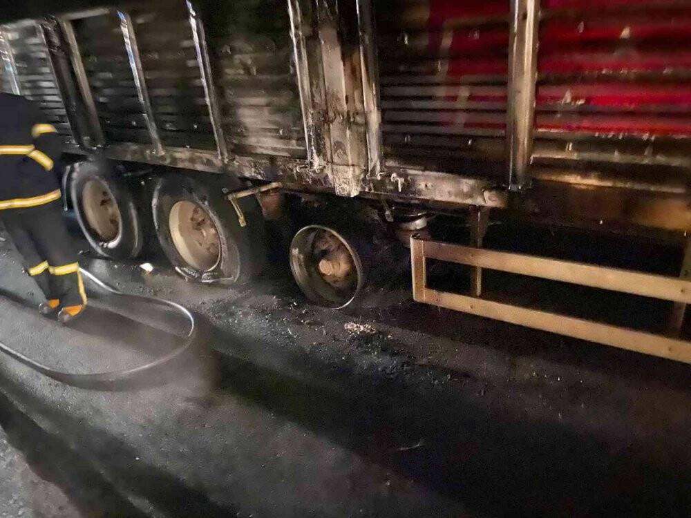 Suriye’ye mermer taşıyan tır lastikleri alev alınca yolda kaldı