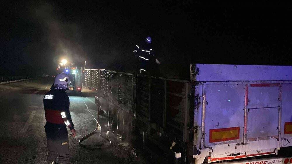 Suriye’ye mermer taşıyan tır lastikleri alev alınca yolda kaldı