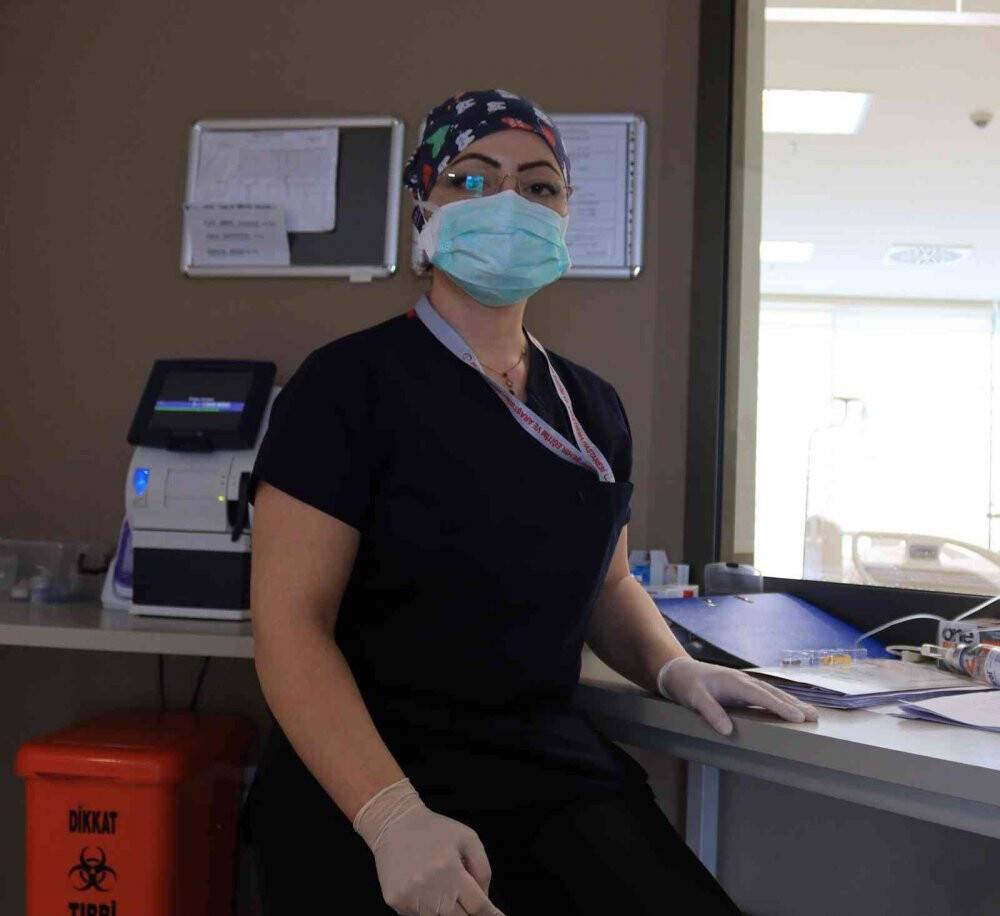 18 yıllık hemşire, hastalarına gözü gibi bakıyor