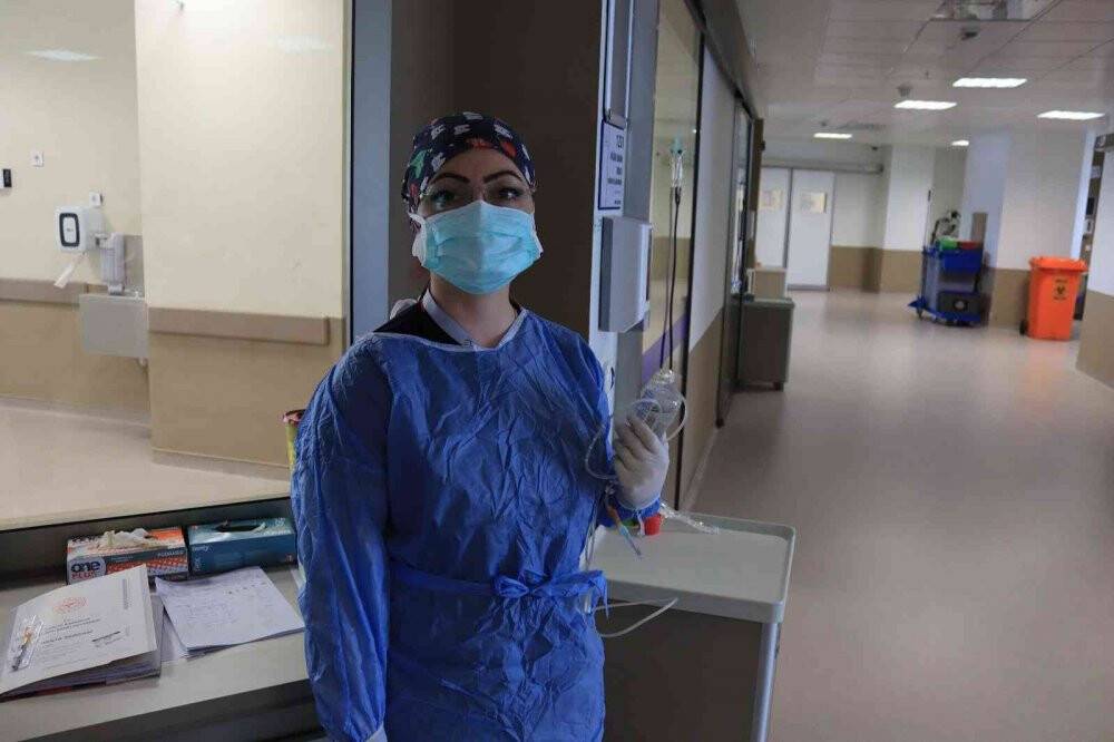 18 yıllık hemşire, hastalarına gözü gibi bakıyor