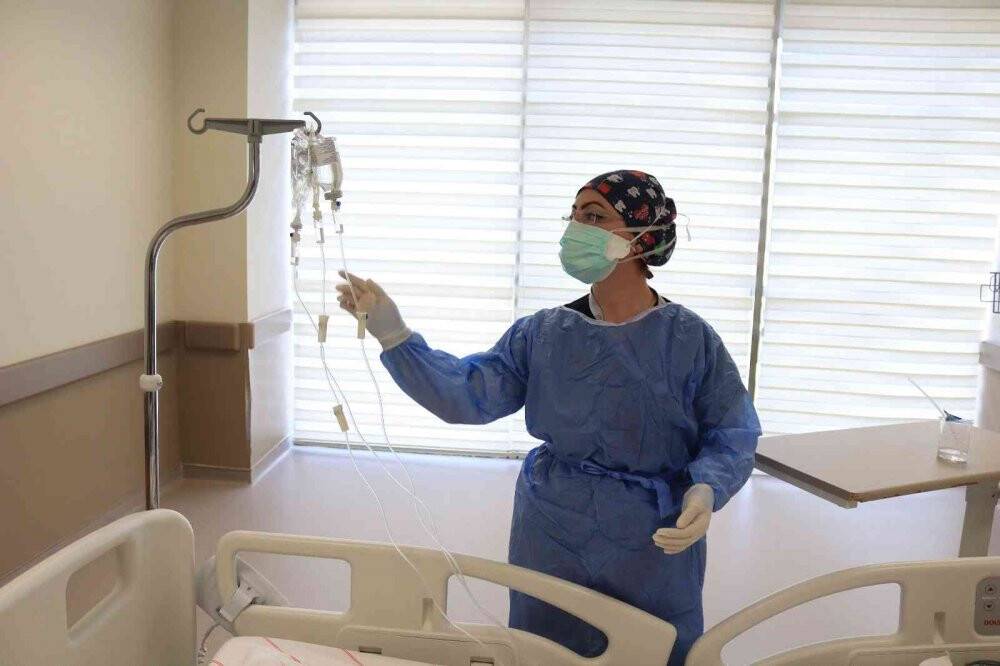 18 yıllık hemşire, hastalarına gözü gibi bakıyor