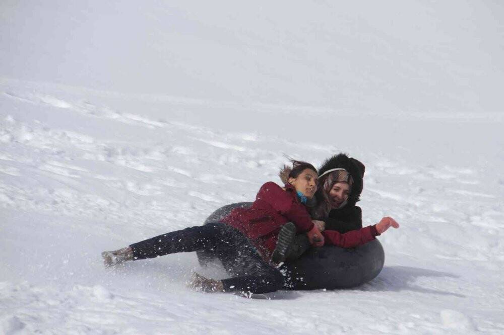 Konya’da piknikçi ailelerin karla kaplı dağlarda kayak keyfi