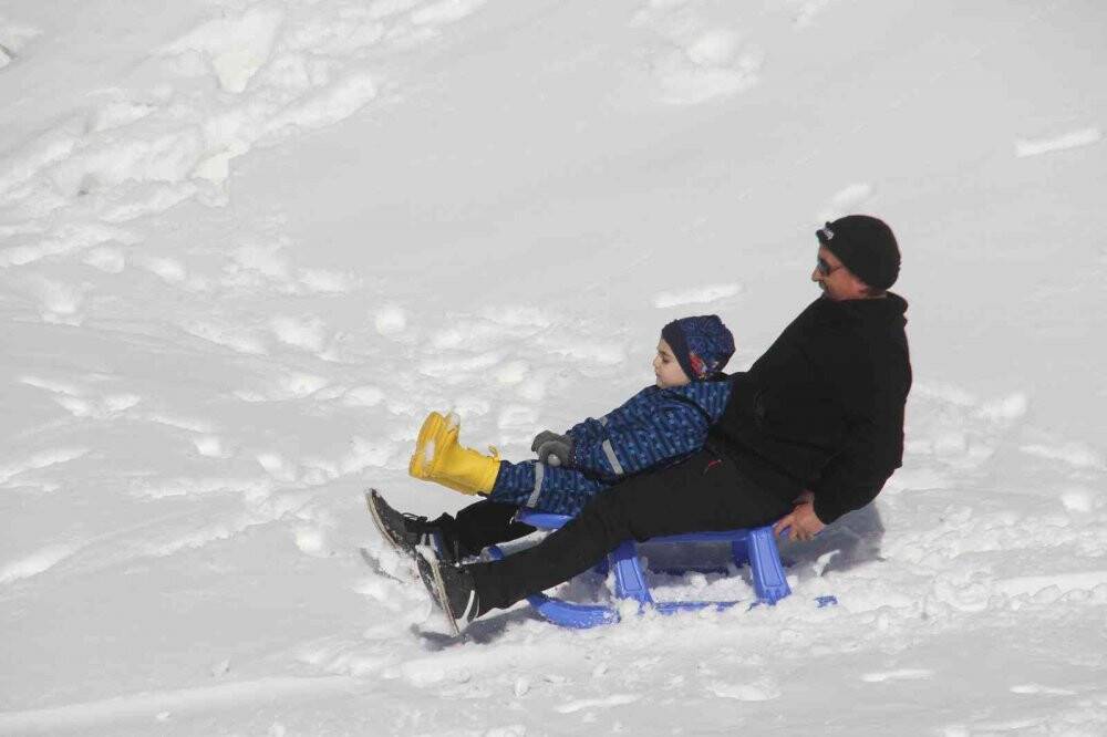 Konya’da piknikçi ailelerin karla kaplı dağlarda kayak keyfi