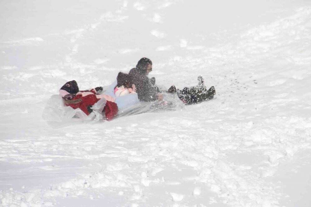 Konya’da piknikçi ailelerin karla kaplı dağlarda kayak keyfi