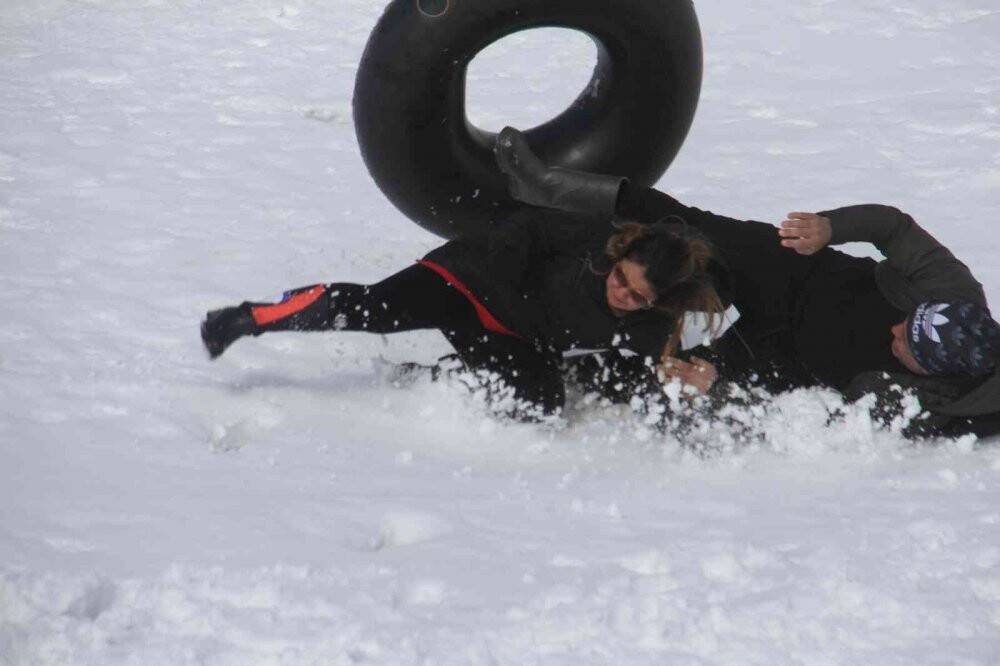 Konya’da piknikçi ailelerin karla kaplı dağlarda kayak keyfi