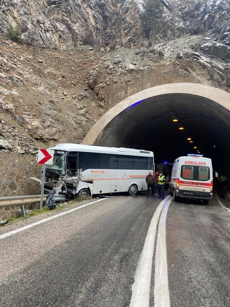 Kontrolden çıkan tır yolcu otobüsüne çarptı