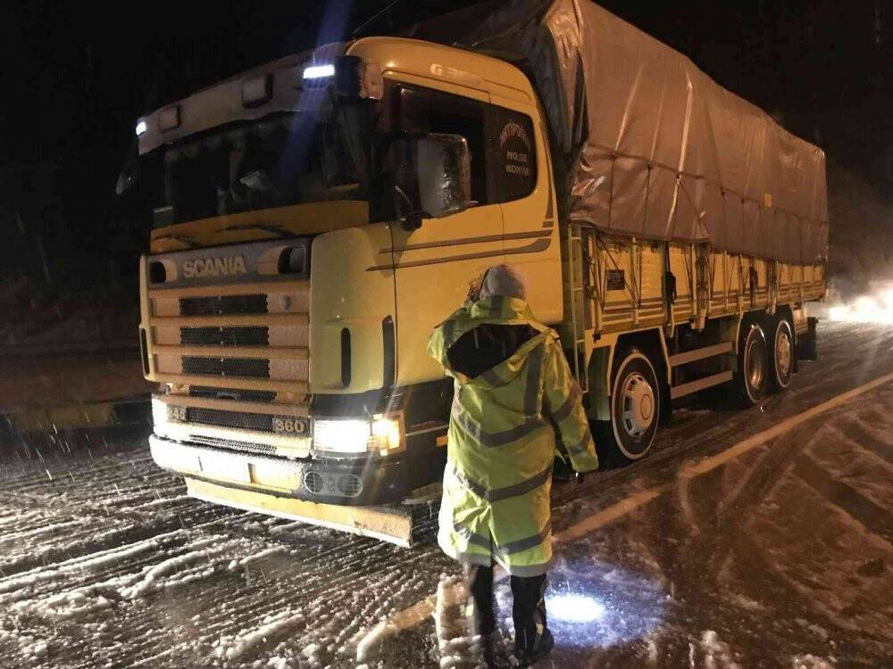Antalya-Konya karayolu yoğun kar ve tipi nedeniyle tırların geçişine kapatıldı