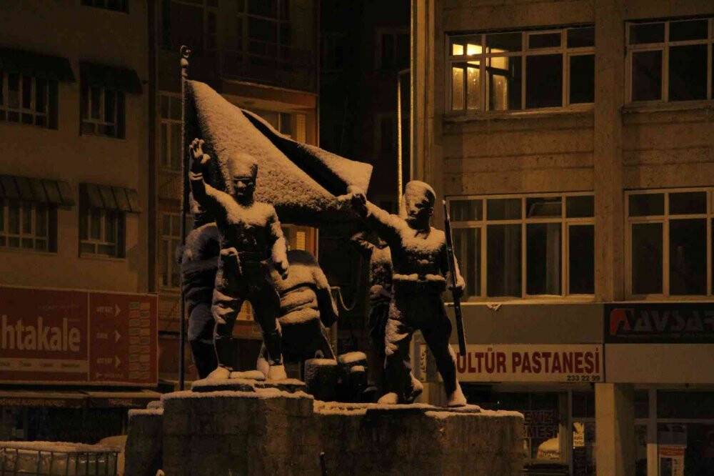 Burdur’da kar yağışı ulaşımda aksamalara neden oldu