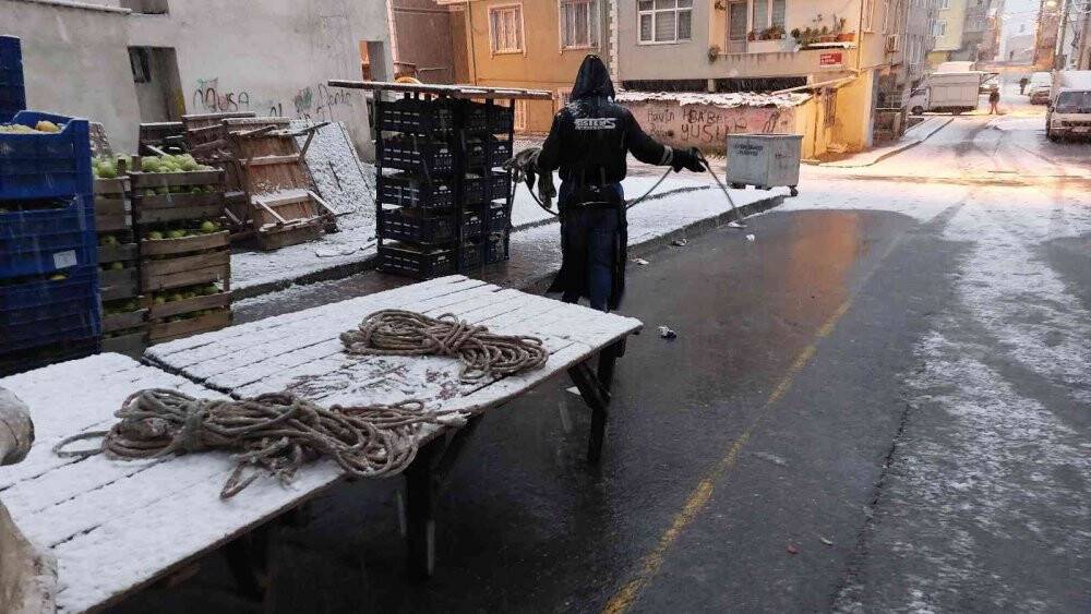 Pazarcılar yoğun kar yağışı altında tezgah açtı