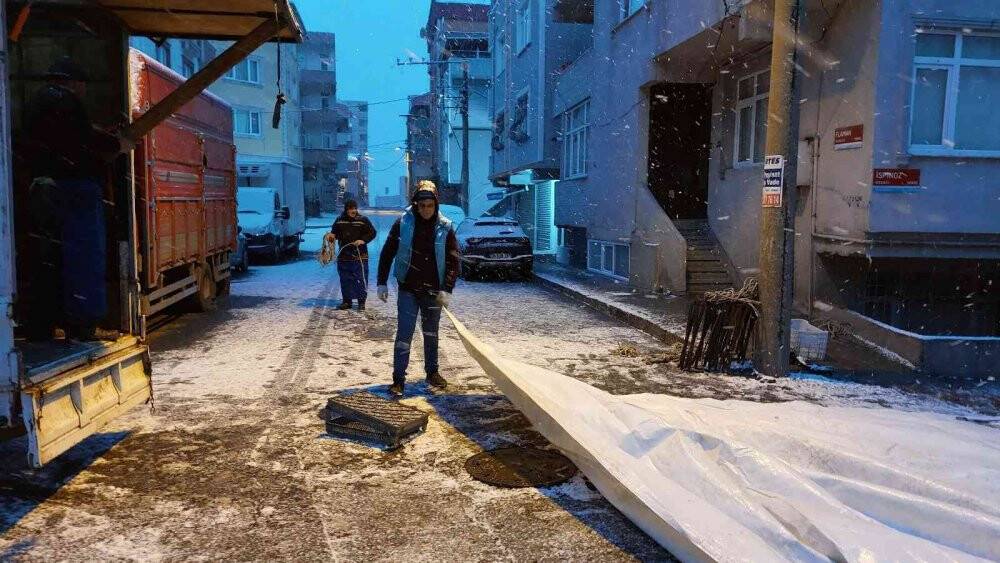 Pazarcılar yoğun kar yağışı altında tezgah açtı