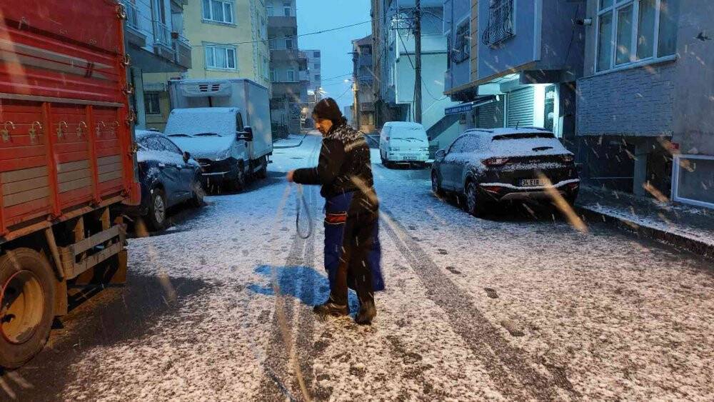Pazarcılar yoğun kar yağışı altında tezgah açtı