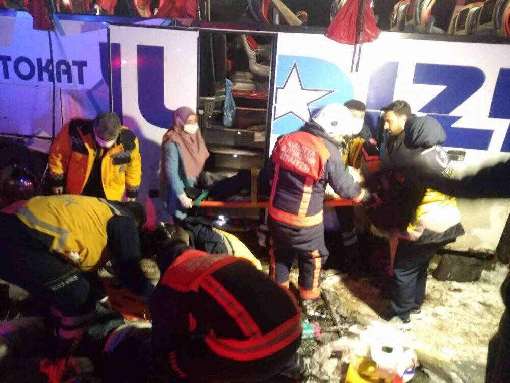 Sivas-Malatya sınırında otobüs kazası: 20 yaralı