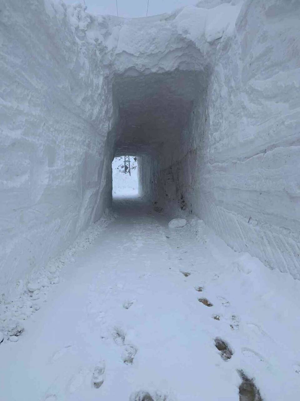 Yolu kapanan köye, kardan tünelle ulaşım sağlanıyor