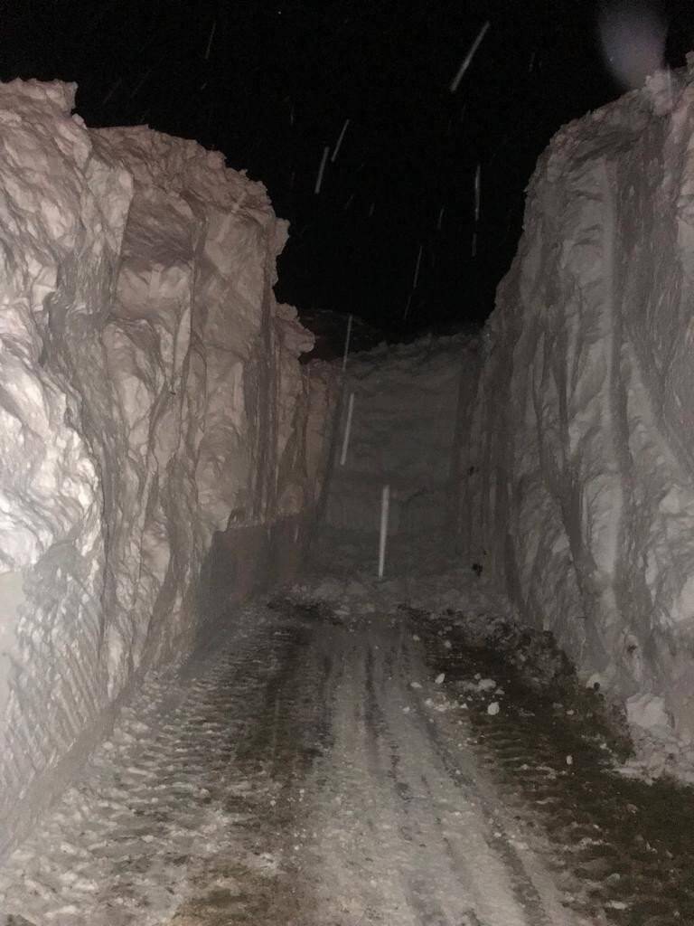 Yolu kapanan köye, kardan tünelle ulaşım sağlanıyor