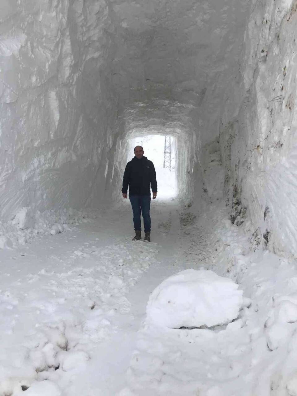 Yolu kapanan köye, kardan tünelle ulaşım sağlanıyor