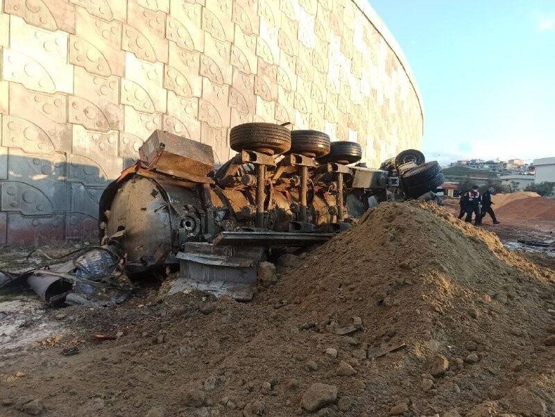 20 metre yükseklikten düşen kamyonun sürücüsü hayatını kaybetti