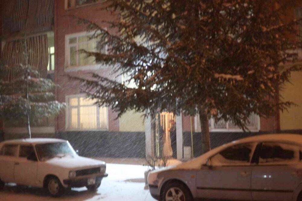 Evde bıçaklanarak öldürülmüş halde bulundu