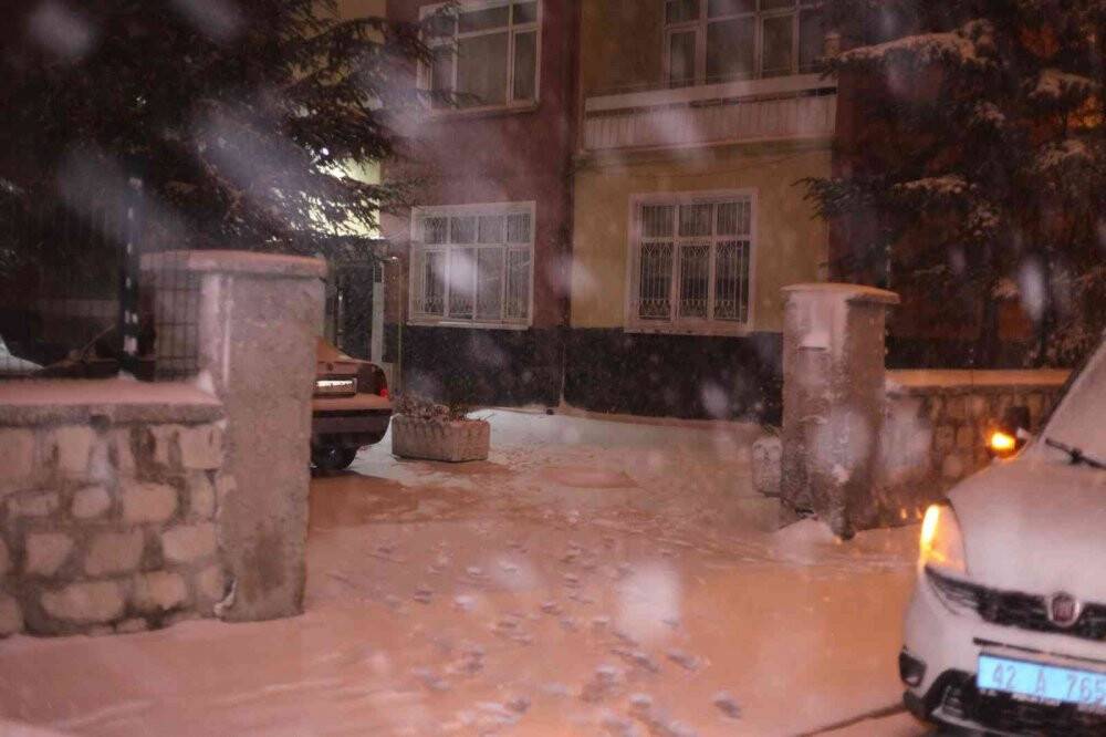 Evde bıçaklanarak öldürülmüş halde bulundu