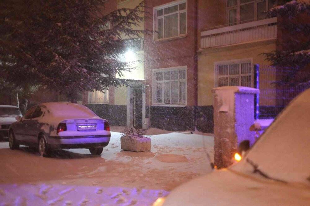 Evde bıçaklanarak öldürülmüş halde bulundu