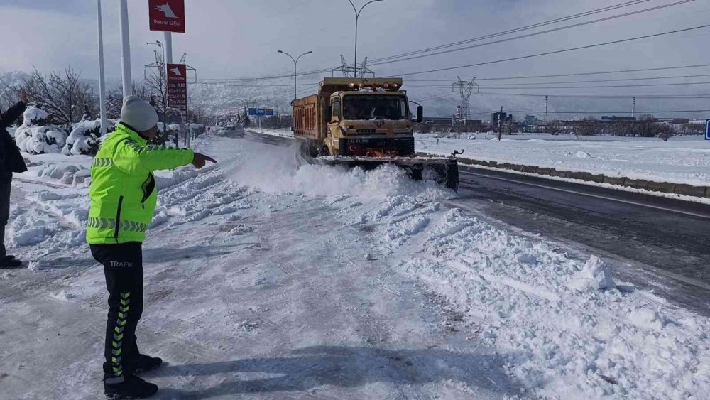 Kapalı yolları açmaya çalışan karayolları ekibi karda mahsur kaldı