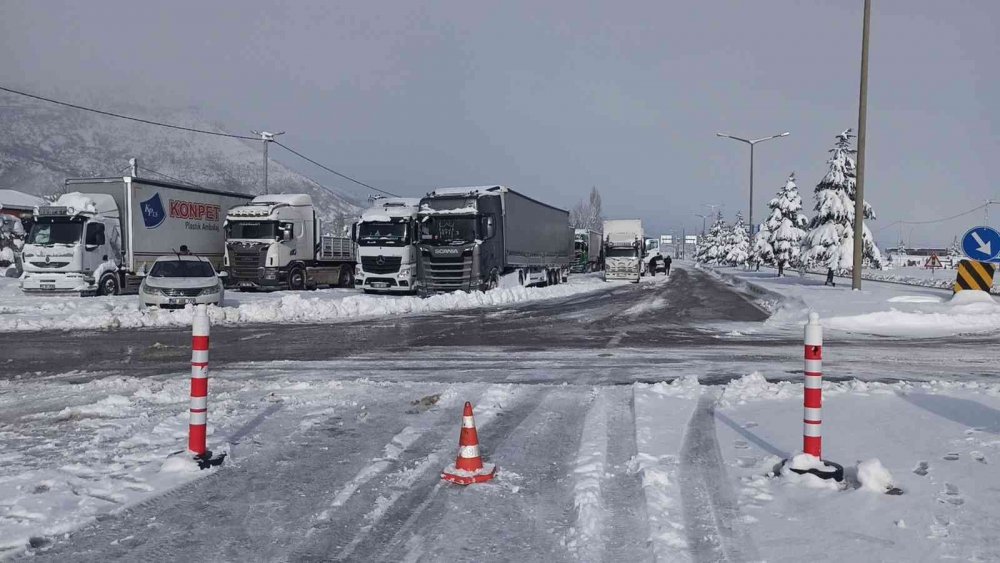 Kapalı yolları açmaya çalışan karayolları ekibi karda mahsur kaldı