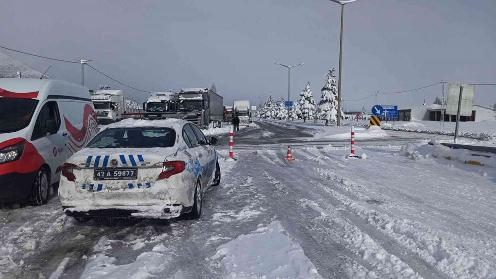 Kapalı yolları açmaya çalışan karayolları ekibi karda mahsur kaldı