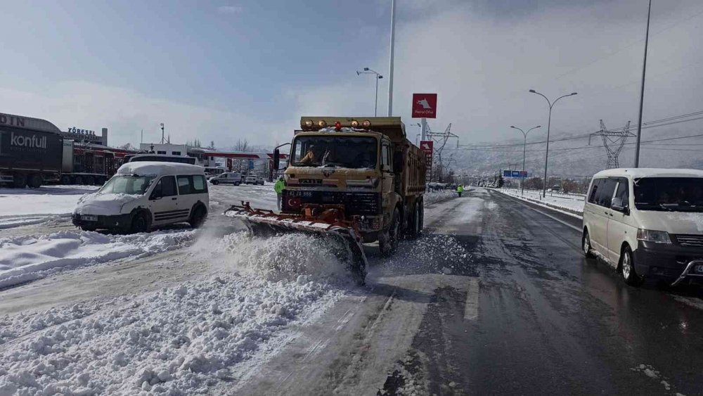 Kapalı yolları açmaya çalışan karayolları ekibi karda mahsur kaldı