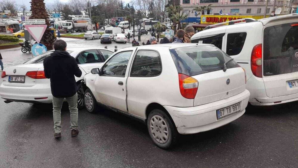Karlı yolda kaydı 3 araca çarparak durabildi