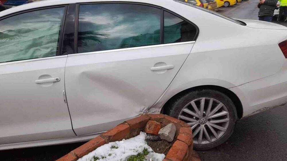 Karlı yolda kaydı 3 araca çarparak durabildi