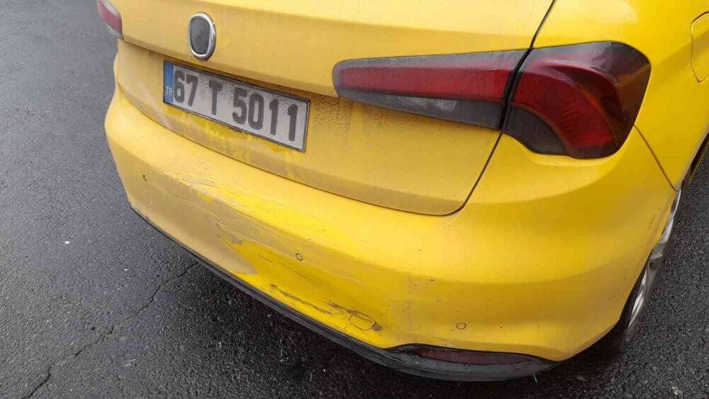 Karlı yolda kaydı 3 araca çarparak durabildi