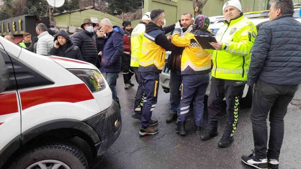 Karlı yolda kaydı 3 araca çarparak durabildi