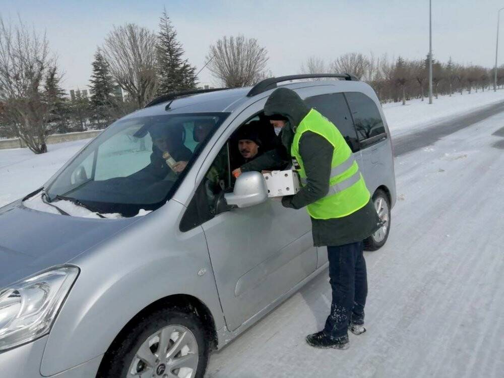 Konya Büyükşehir’den yolda bekleyen sürücülere kumanya