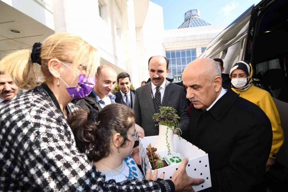 Bakan Kirişci, Konya Büyükşehir Belediye Başkanı Altay’ı ziyaret etti