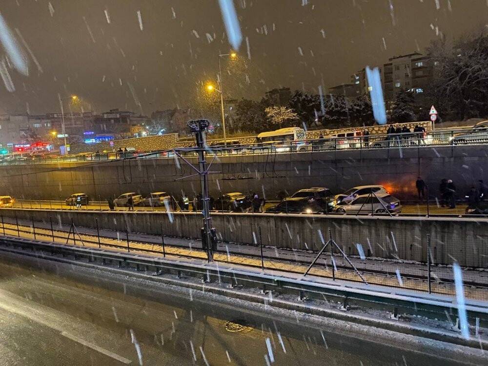 Bursa’da yol buz pistine döndü : 11 araç birbirine girdi