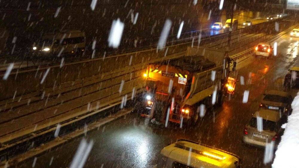 Bursa’da yol buz pistine döndü : 11 araç birbirine girdi