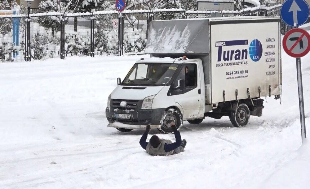 Buzlu yollarda düşe kalka...O anlar kameraya yansıdı