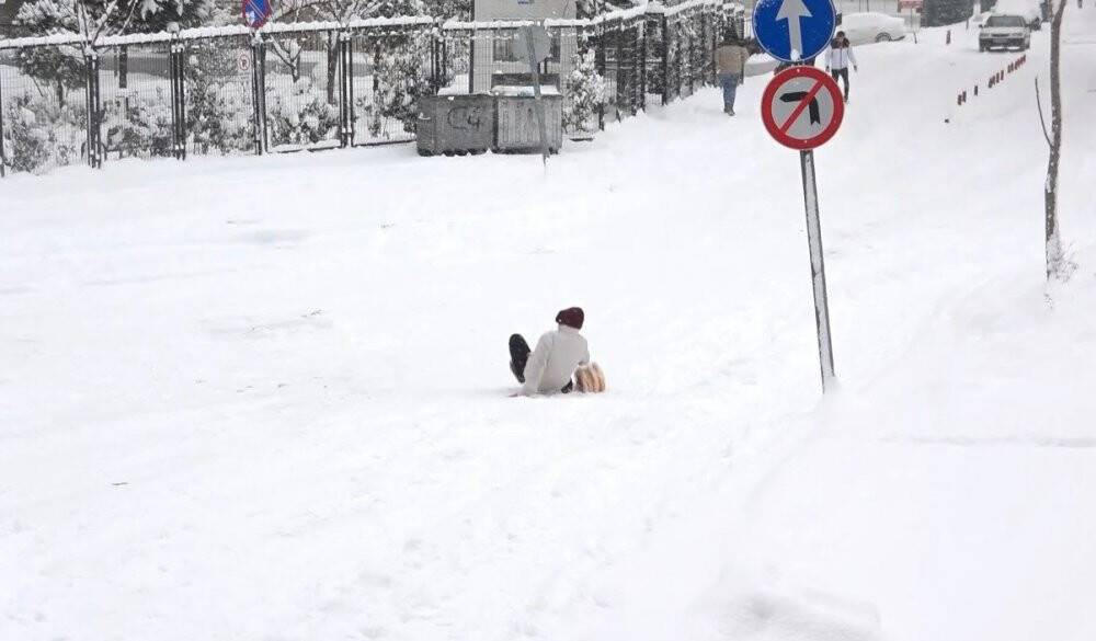 Buzlu yollarda düşe kalka...O anlar kameraya yansıdı