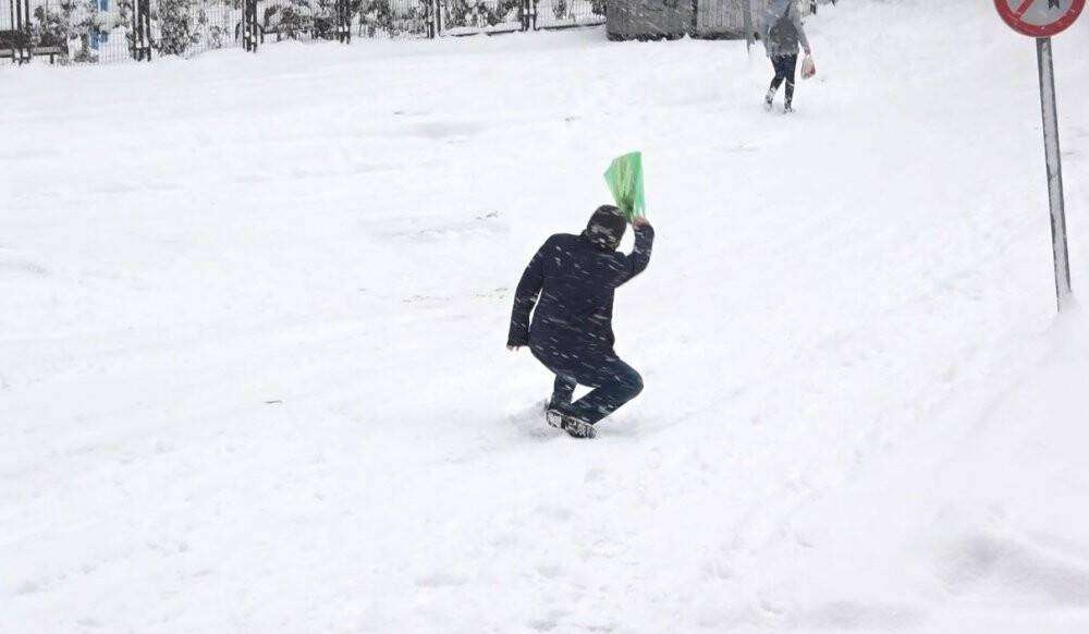 Buzlu yollarda düşe kalka...O anlar kameraya yansıdı
