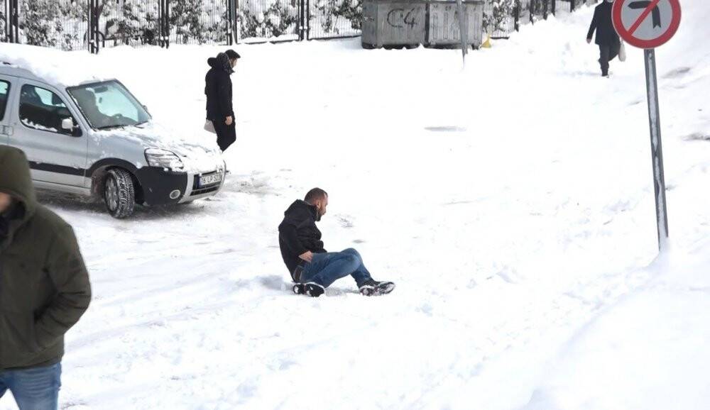 Buzlu yollarda düşe kalka...O anlar kameraya yansıdı
