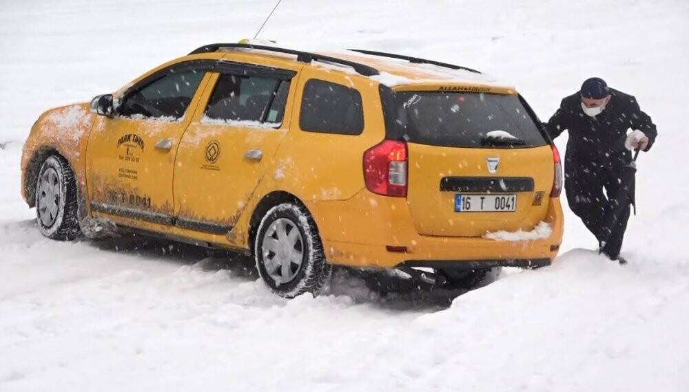 Buzlu yollarda düşe kalka...O anlar kameraya yansıdı