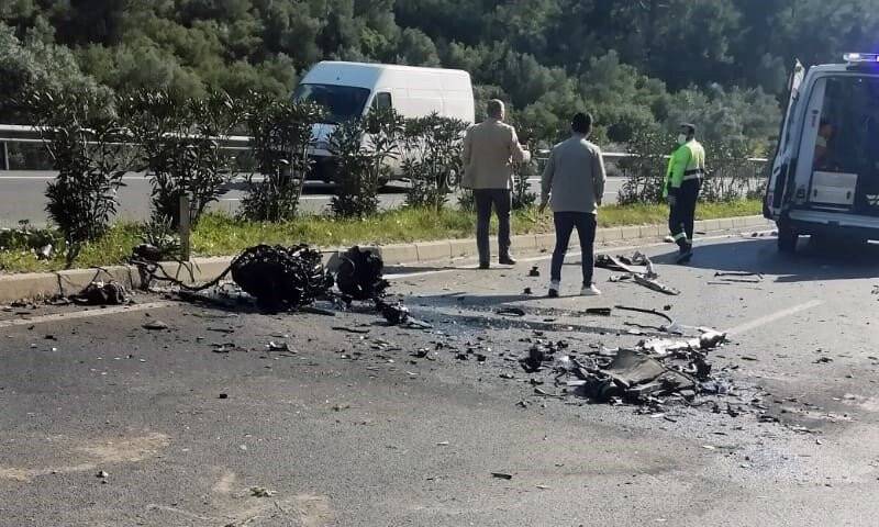 Kontrolden çıkan otomobil kamyona çarptı: 2 yaralı