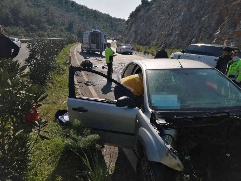 Kontrolden çıkan otomobil kamyona çarptı: 2 yaralı