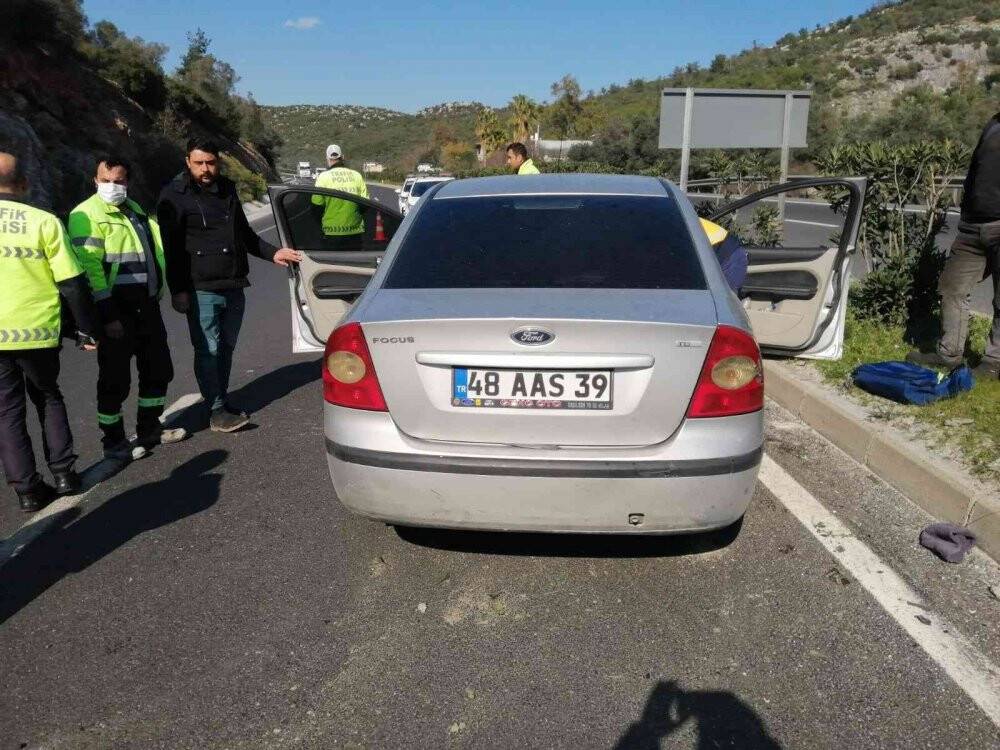Kontrolden çıkan otomobil kamyona çarptı: 2 yaralı