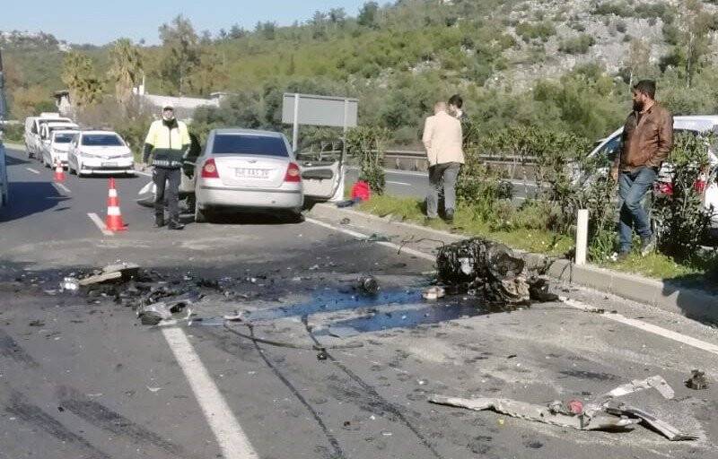 Kontrolden çıkan otomobil kamyona çarptı: 2 yaralı