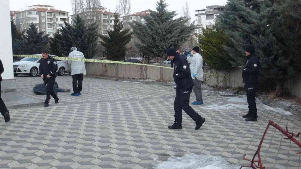 Onuncu kattan düşen kişi öldü