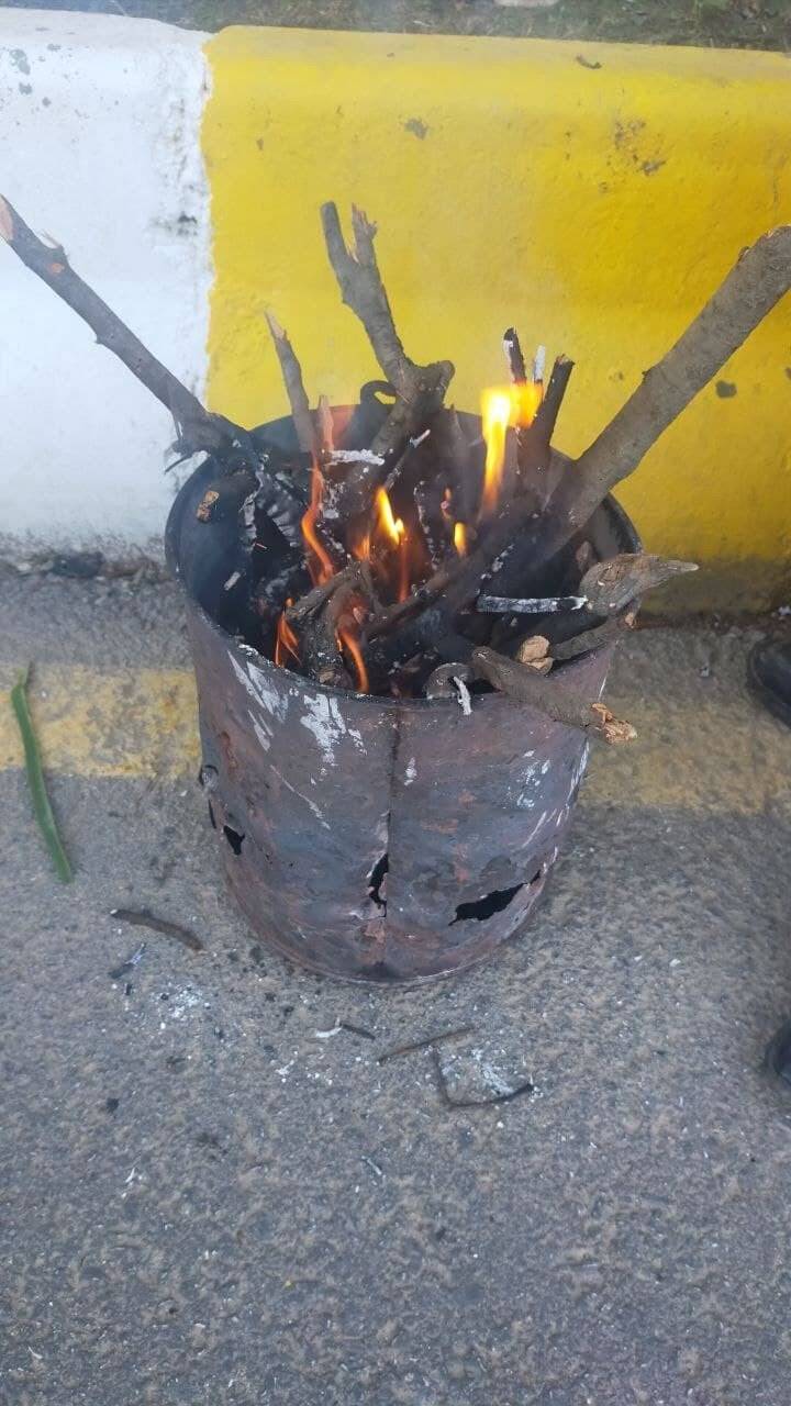 Pazarcılar soğuk havada yaktıkları ateşle ısınmaya çalıştı