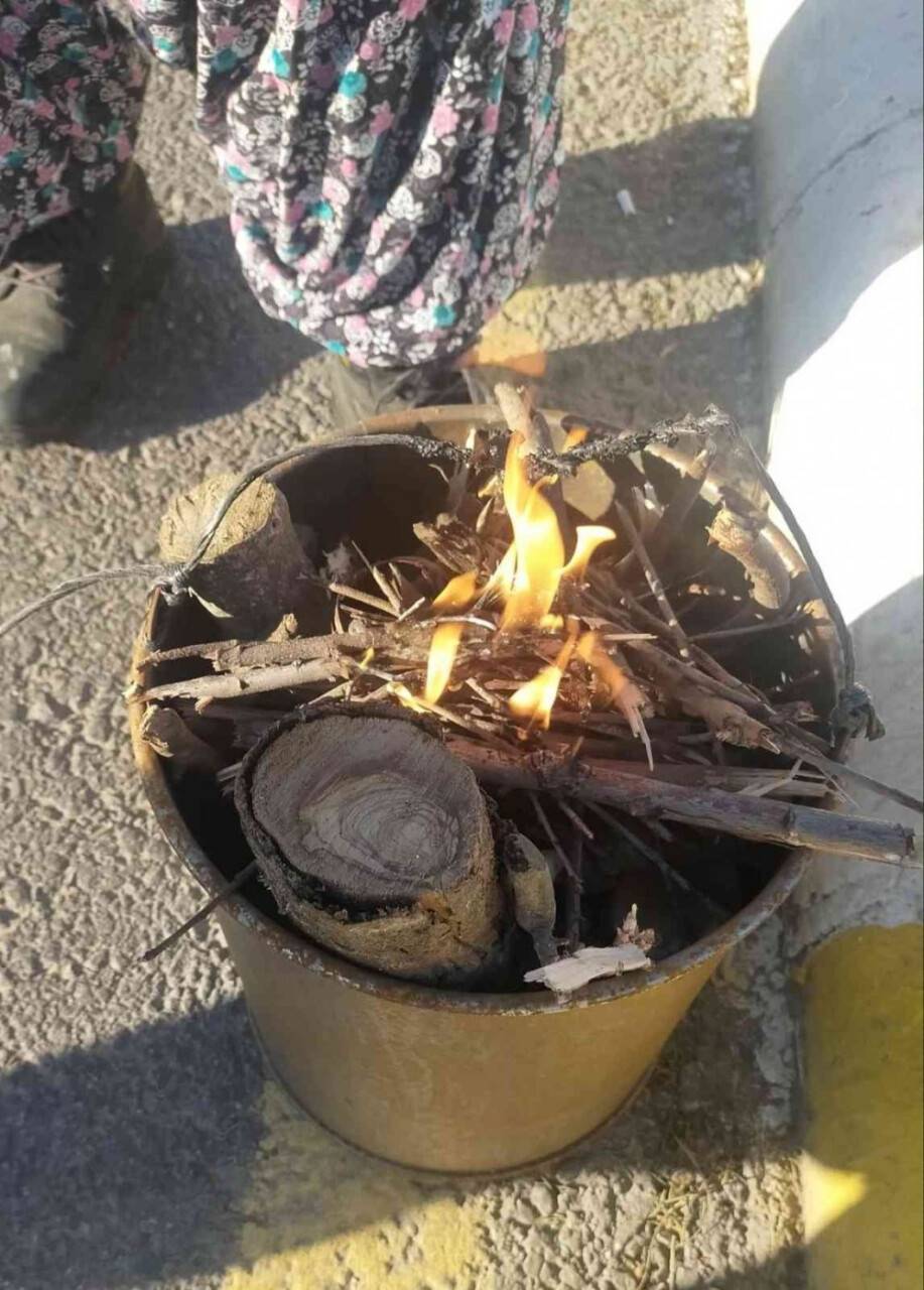 Pazarcılar soğuk havada yaktıkları ateşle ısınmaya çalıştı